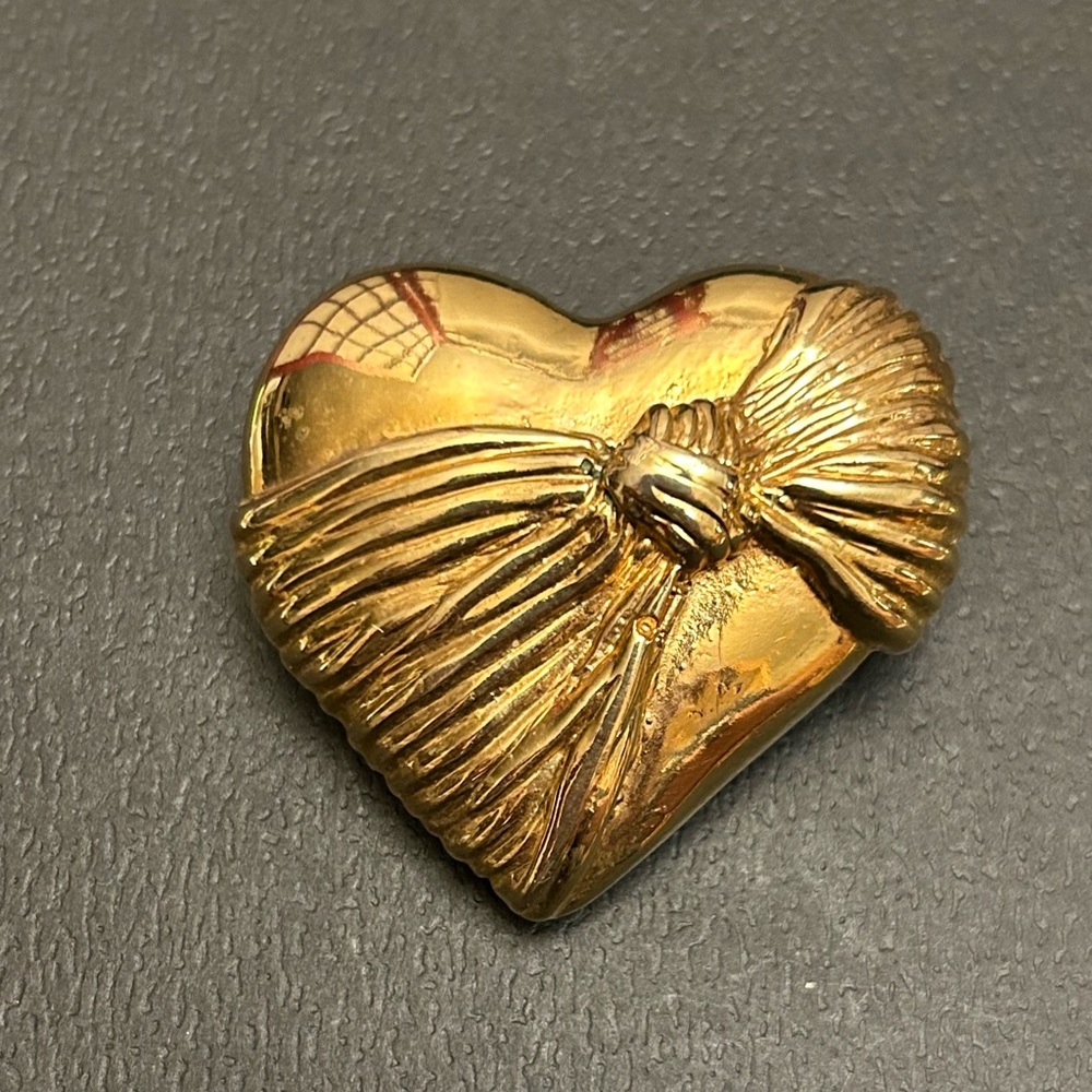 Lovely Collectable Vintage Goldtone Heart Bow Loris Azzaro Brooch.